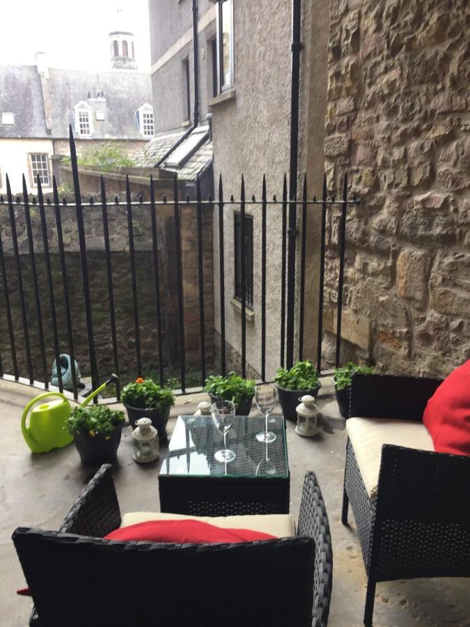 Stylish Royal Mile Apartment With Balcony エディンバラ エクステリア 写真